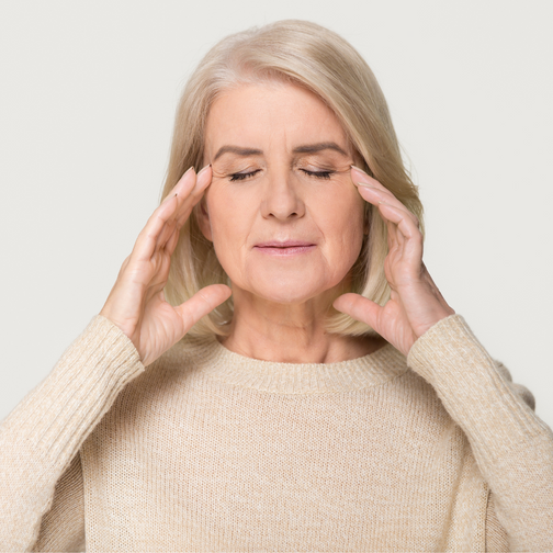Femme souffrant de pression sinusale