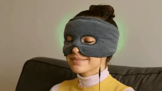 Femme portant le masque chauffant MASQUEA