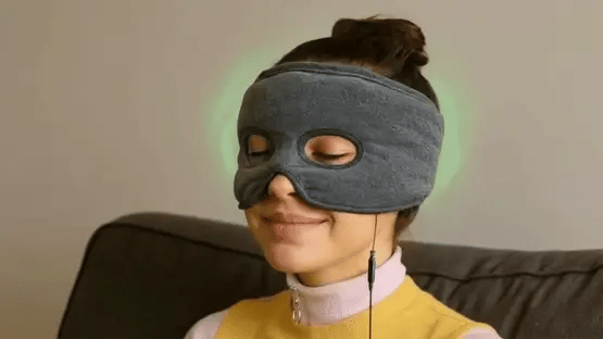 Médecin tenant le masque MASQUEA